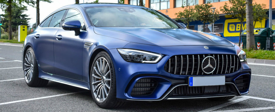 Pe albastru mat este DEMENTA TOTALA! Poze din Pamplona cu noua masina de la Mercedes-AMG