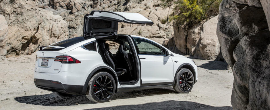 Pe modelul una calda, una rece. Pilotul automat al Teslei Model X i-a salvat viata unui american dupa ce l-a condus la spital Pe modelul una calda, una rece. Pilotul automat al Teslei Model X i-a salvat viata unui american dupa ce l-a condus la spital