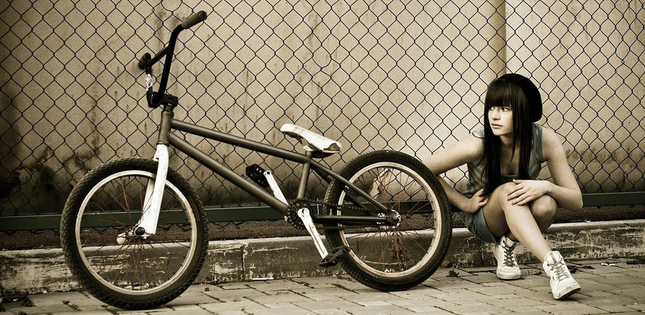 Pe tocuri la volan: Pedalatul voios face piciorul frumos Pe tocuri la volan: Pedalatul voios face piciorul frumos
