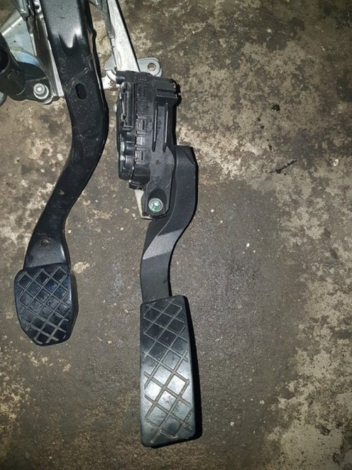 Pedala acceleratie 8e1721523g audi a4 b7 cutie manuala