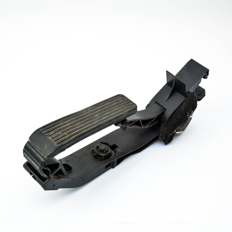 Pedala Acceleratie Mercedes-Benz Cls (C219) 2004-2010 Cls 320 Cdi (219.322) Om 642.920 Motorina Volan Pe Stanga Lhd A2113000604