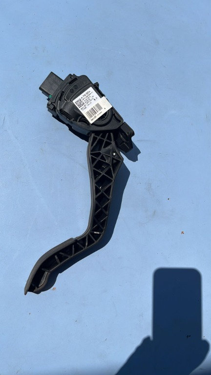 Pedala acceleratie Peugeot 208 1.2 VTI , cod motor HMZ, an de fabricatie 2015 cod 9671433780