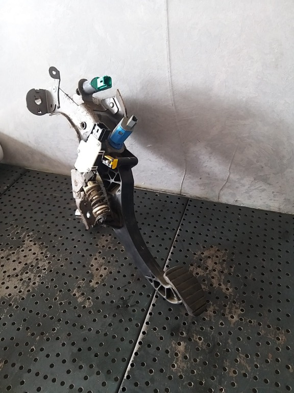 Pedala ambreiaj 1.5 dci renault scenic 3 465030038r