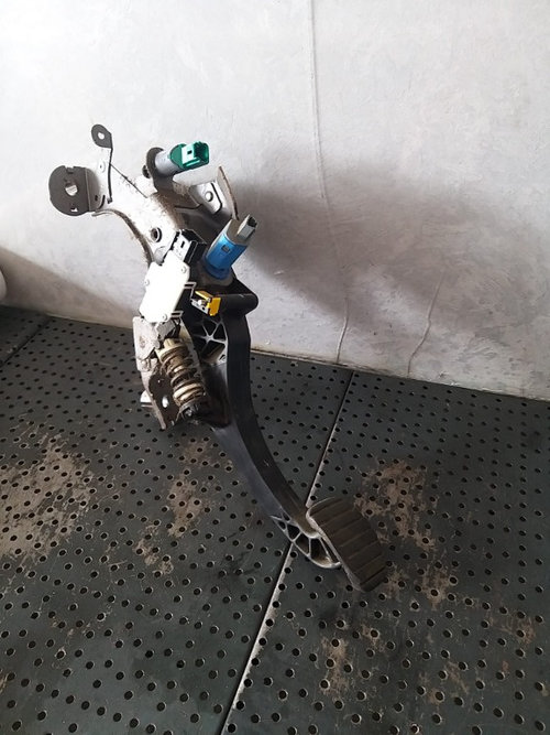Pedala ambreiaj 1.5 dci renault scenic 3 465030038r