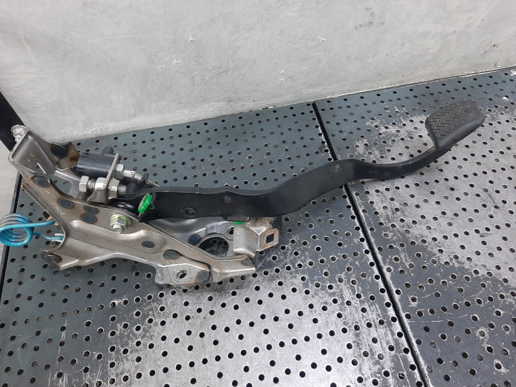 Pedala ambreiaj 1.6 d n47c16a toyota verso r2