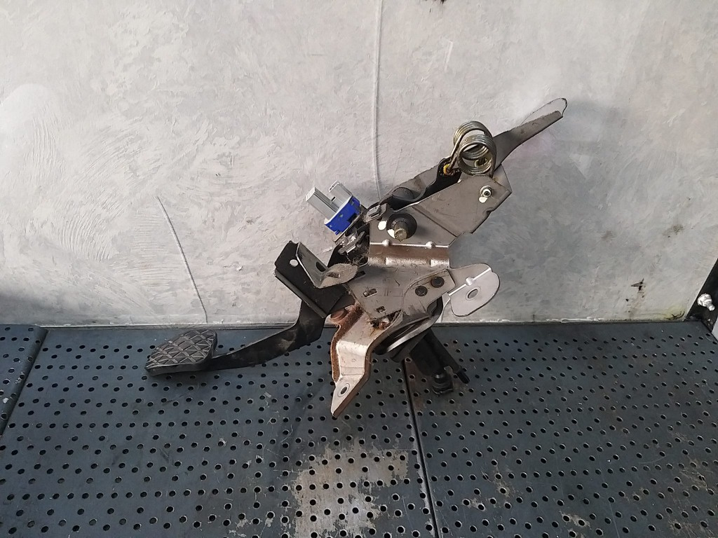 Pedala ambreiaj 1.8 b mazda 5 bcc29