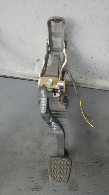 Pedala ambreiaj toyota yaris p9 2005-2014