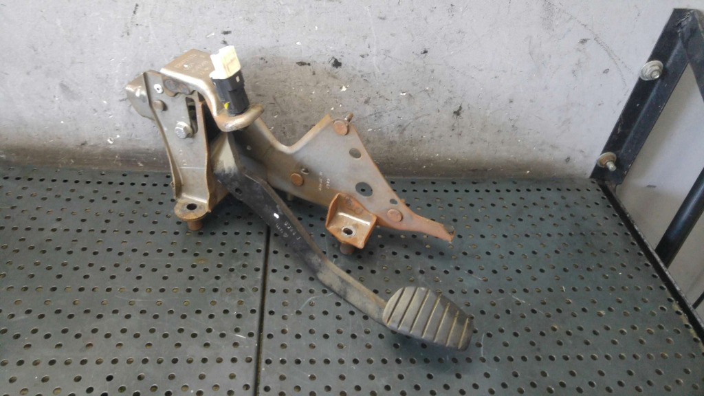 Pedala frana 1.2 b renault clio 3 8200711631