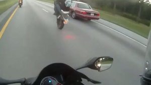 Pentru doua minute, esti prizonierul unui wheelie spectaculos!