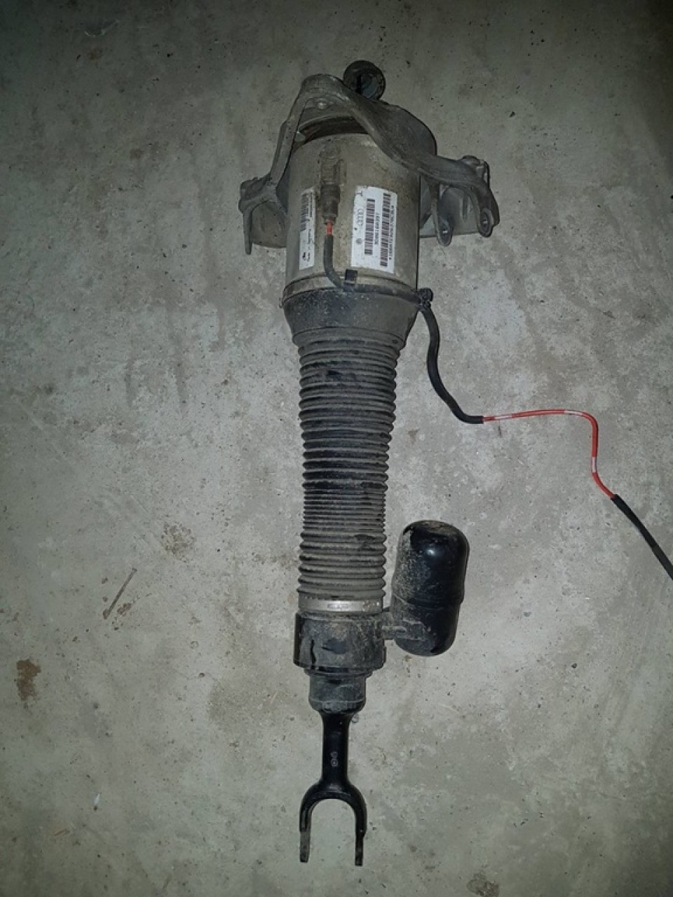 Perna aer dreapta fata vw phaeton cod 3d0616040p