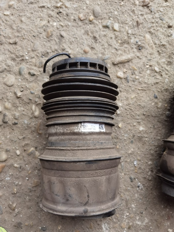 Perna stanga spate range rover velar j8a2 5587 ac