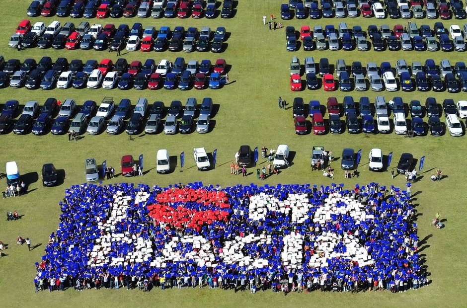Peste 10 000 de participanti s-au inscris pentru a sarbatori 8 ani de la aparitia Dacia in Franta: Marele Picnic anual se anunta un succes Peste 10 000 de participanti s-au inscris pentru a sarbatori 8 ani de la aparitia Dacia in Franta: Marele Picnic anual se anunta un succes