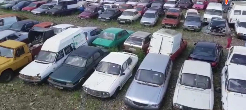 Peste 1000 de masini au ajuns la Rabla fara voia lor: curatenia din Sectorul 4 a strans toate epavele Peste 1000 de masini au ajuns la Rabla fara voia lor: curatenia din Sectorul 4 a strans toate epavele