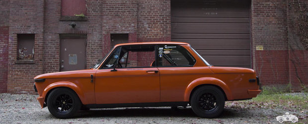 Petrolicious ne prezinta povestea unui BMW 2002 reconstruit de la zero