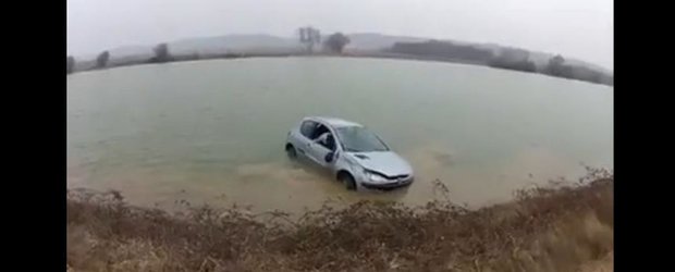 Peugeot 206 si testarea stabilitatii pe langa un lac. Varianta gresita.