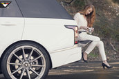 Pictorial cu un Range Rover modificat si un model feminin