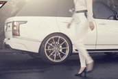 Pictorial cu un Range Rover modificat si un model feminin