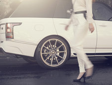 Pictorial cu un Range Rover modificat si un model feminin