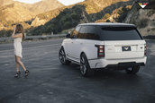 Pictorial cu un Range Rover modificat si un model feminin