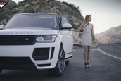 Pictorial cu un Range Rover modificat si un model feminin