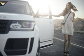 Pictorial cu un Range Rover modificat si un model feminin