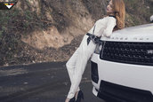 Pictorial cu un Range Rover modificat si un model feminin