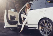 Pictorial cu un Range Rover modificat si un model feminin