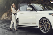 Pictorial cu un Range Rover modificat si un model feminin