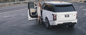 Pictorial glamour alaturi de un model feminin si un Range Rover modificat