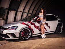 Pictorial sexy cu o bruneta si un Volkswagen Golf GTI