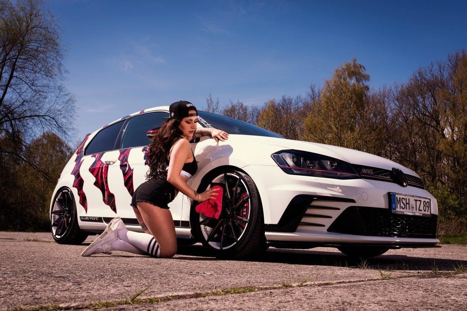 Pictorial sexy cu o bruneta si un Volkswagen Golf GTI