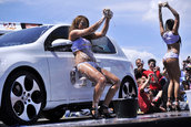 Pictorial sexy de vara: Fete aproape goale si-un Volkswagen Golf GTI