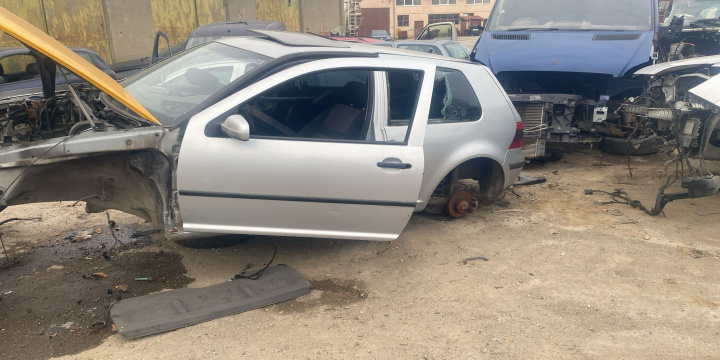 Piese Volkswagen VW Golf 4 [1997 - 2006] Hatchback 3-usi 1.6 MT (105 hp)