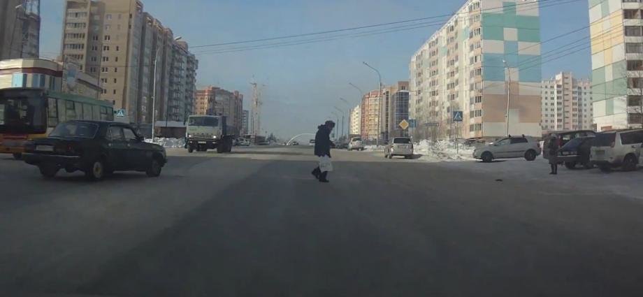 Pietonul norocos din Rusia habar nu are ca Ingerul Pazitor si-a facut treaba Pietonul norocos din Rusia habar nu are ca Ingerul Pazitor si-a facut treaba