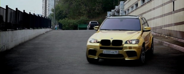 Pimp my BMW: X5 M invelit in folie aurie