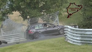 Pinball la Nurburgring cu un VW Golf IV si doi parapeti de protectie