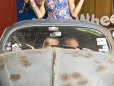 Pinup de vara cu Volkswagen by Victor Carapcea