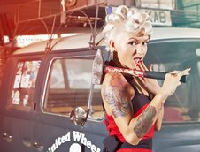 Pinup de vara cu Volkswagen by Victor Carapcea