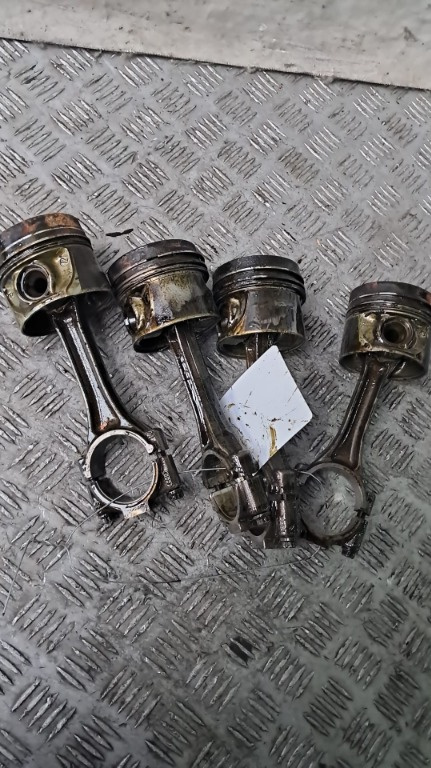 Piston + biela Vw Golf 6 1.6 TDI cod motor CAY an 2010