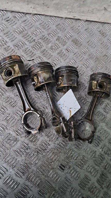 Piston + biela Vw Golf 6 1.6 TDI cod motor CAY an 2010