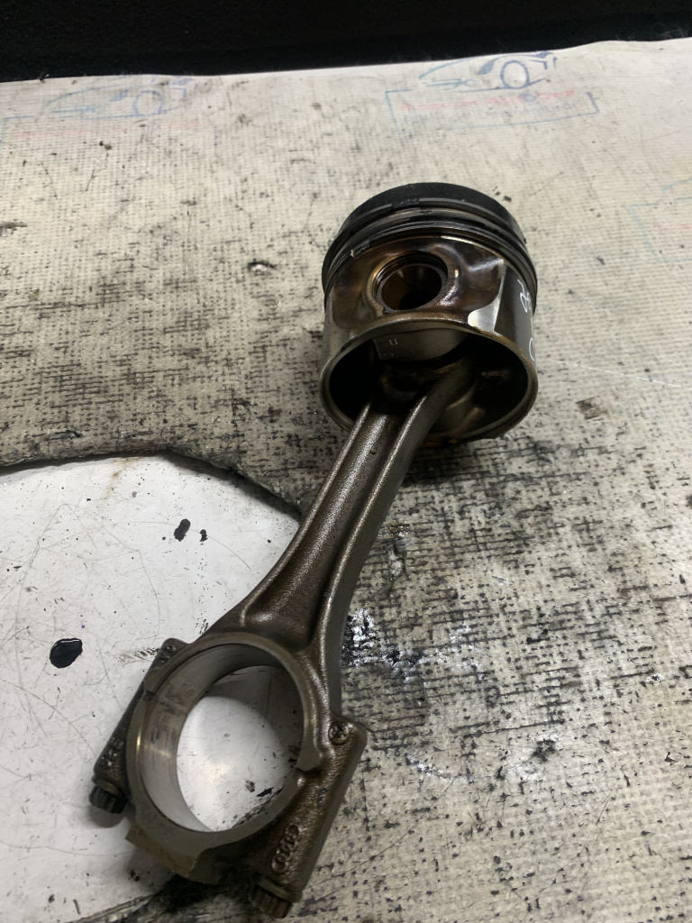 Piston plus biela Volkswagen Jetta 1.6 Motorina 2012, -