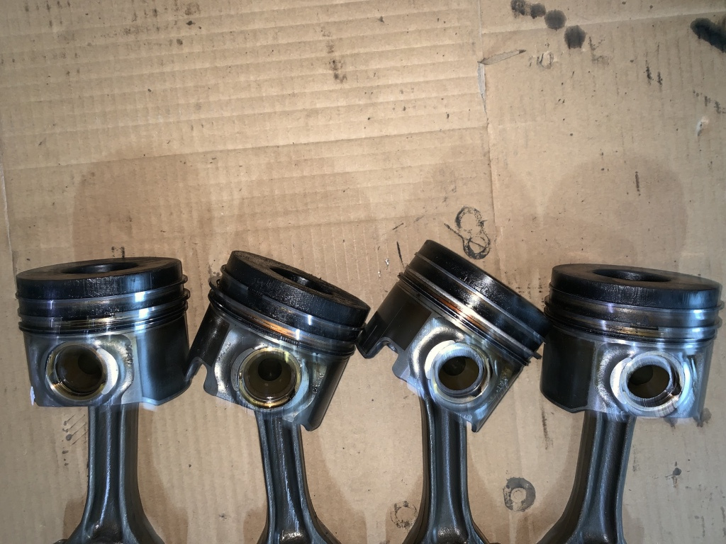 Piston Volkswagen VW Passat B6 [2005 - 2010] Sedan 4-usi 2.0 TDI MT (140 hp) (3C2)