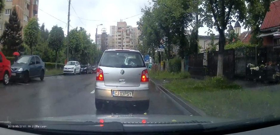 Pisy din Cluj face economie la semnalizare si accidenteaza un motociclist