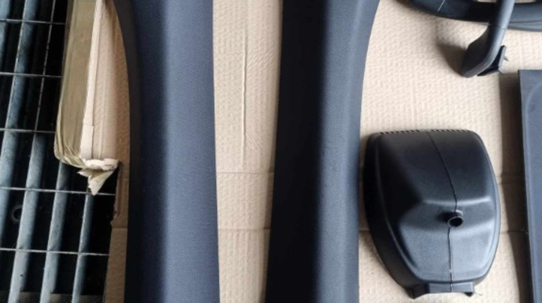 Plafon negru original cu trapa complet ( plafoniere, manere, stalpi, parasolare) BMW Seria 7 F01