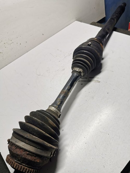Planetara dreapta Volvo S60 2.4 diesel cutie manuala P8689214 T030328
