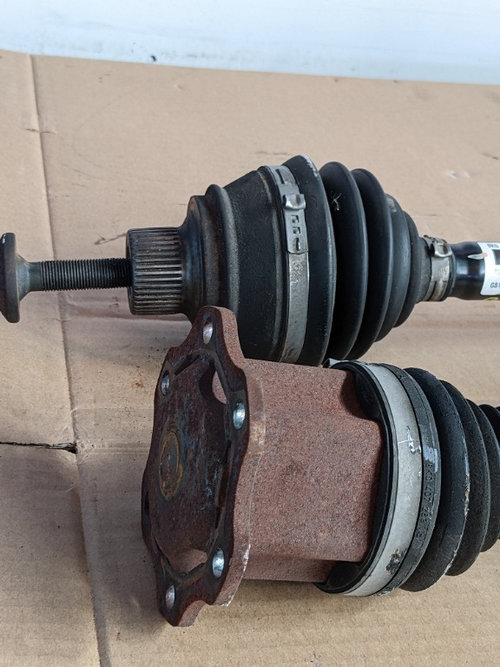 Planetara stânga/dreapta Audi A4 b8 A5 2.0 diesel 143 cp cod piesa 8K0 407 271 Q