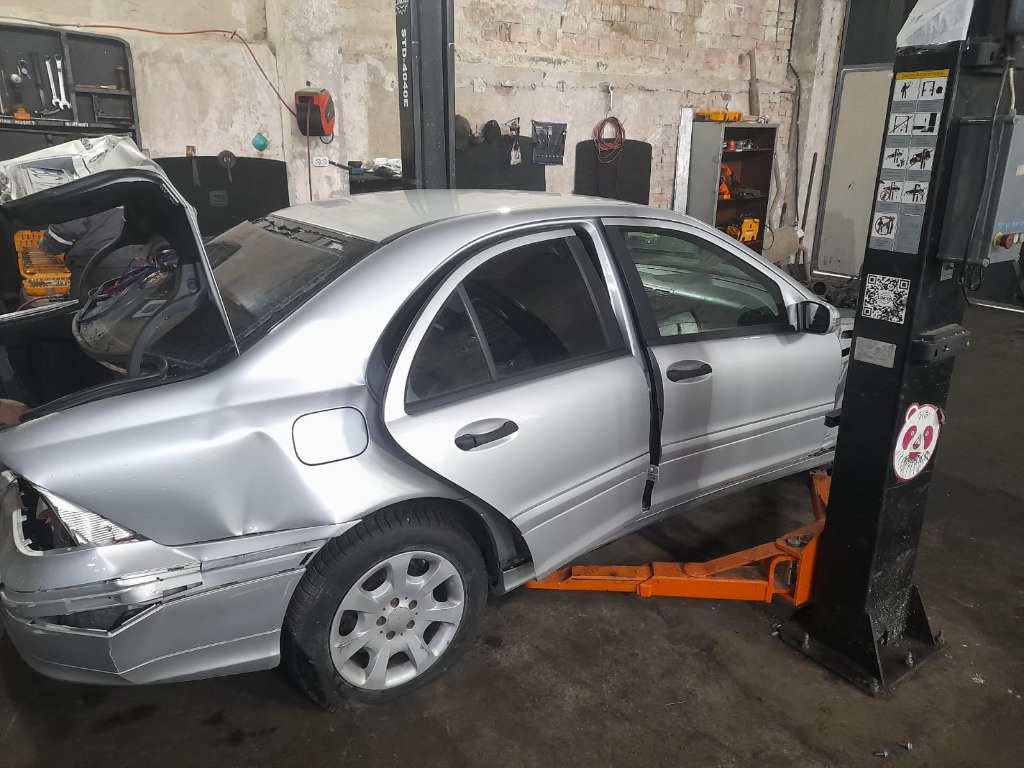 Plansa bord Mercedes C-Class W203 2005 sedan/berlina 2.2 cdi om646.963