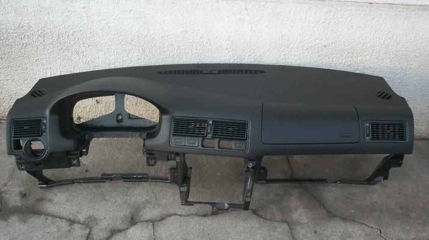 Plansa de bord Volkswagen Golf 4 in stare foarte buna