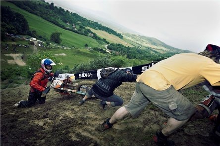 Ploaia, principalul adversar in lupta pentru terminarea primei zile a Red Bull Romaniacs 2010 Ploaia, principalul adversar in lupta pentru terminarea primei zile a Red Bull Romaniacs 2010