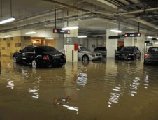 Ploaia transforma masinile luxoase in amfibii, in Singapore